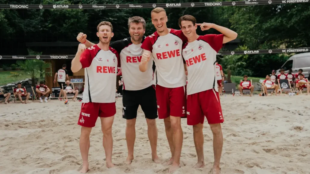 Florian Kainz, Tillmann Bockhorst, Luis Hauer und Jakub Kaminski (v.l.) entschieden das Beachvolleyball-Turnier für sich. (Foto: 1. FC Köln/Henrik Steinert)