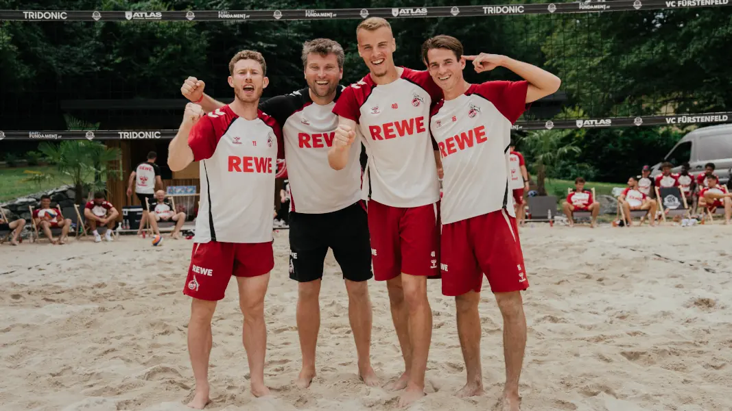 Florian Kainz, Tillmann Bockhorst, Luis Hauer und Jakub Kaminski (v.l.) entschieden das Beachvolleyball-Turnier für sich. (Foto: 1. FC Köln/Henrik Steinert)