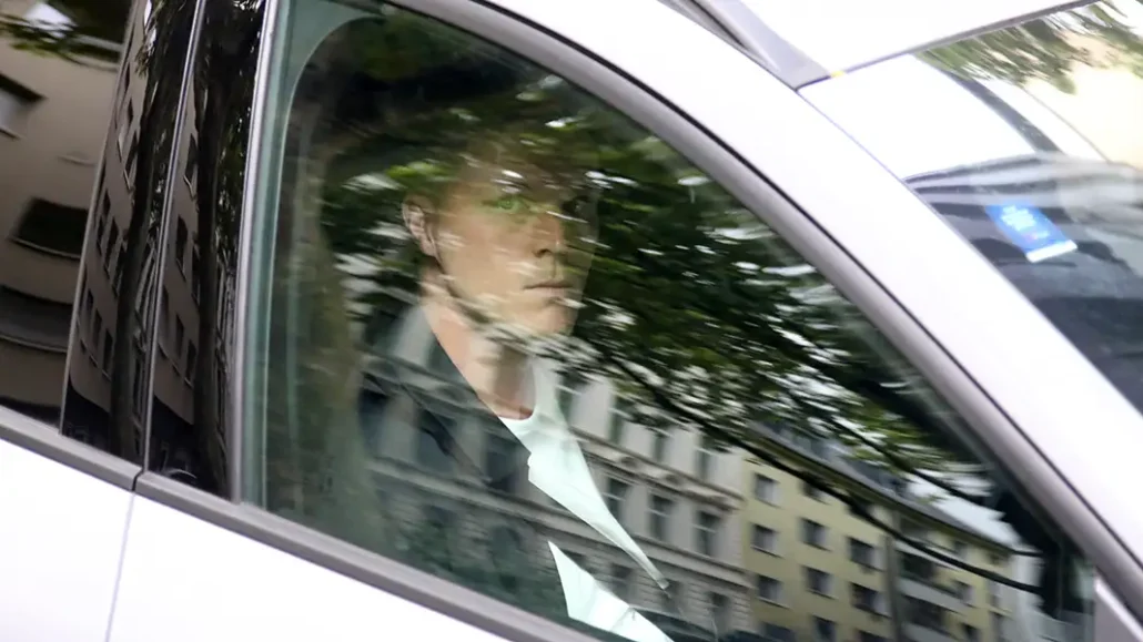 Marius Bülter bei der Ankunft an der MediaPark Klinik. (Foto: GEISSBLOG)