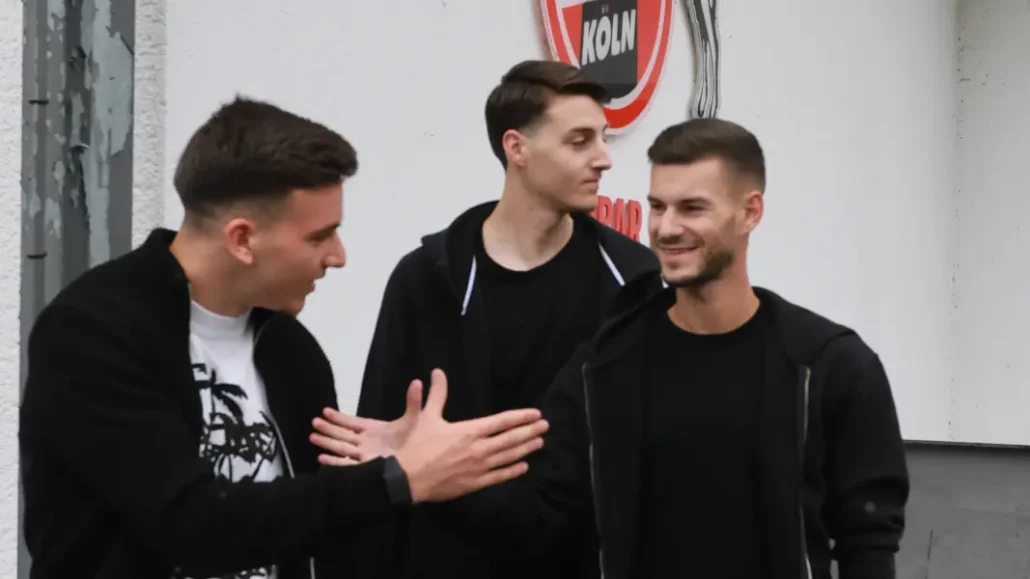 Neuzugänge unter sich: Said El Mala (l.) begrüßt Tom Krauß. Hinten steht Malek El Mala. (Foto: Bucco)