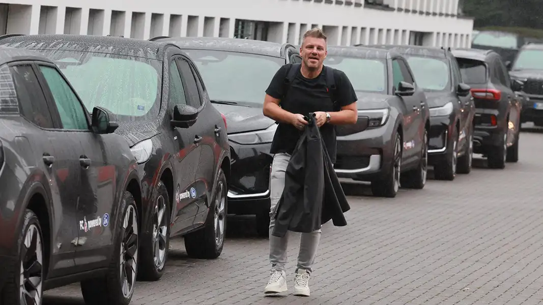 Lukas Kwasniok am Sonntag am Geißbockheim. (Foto: Bucco)