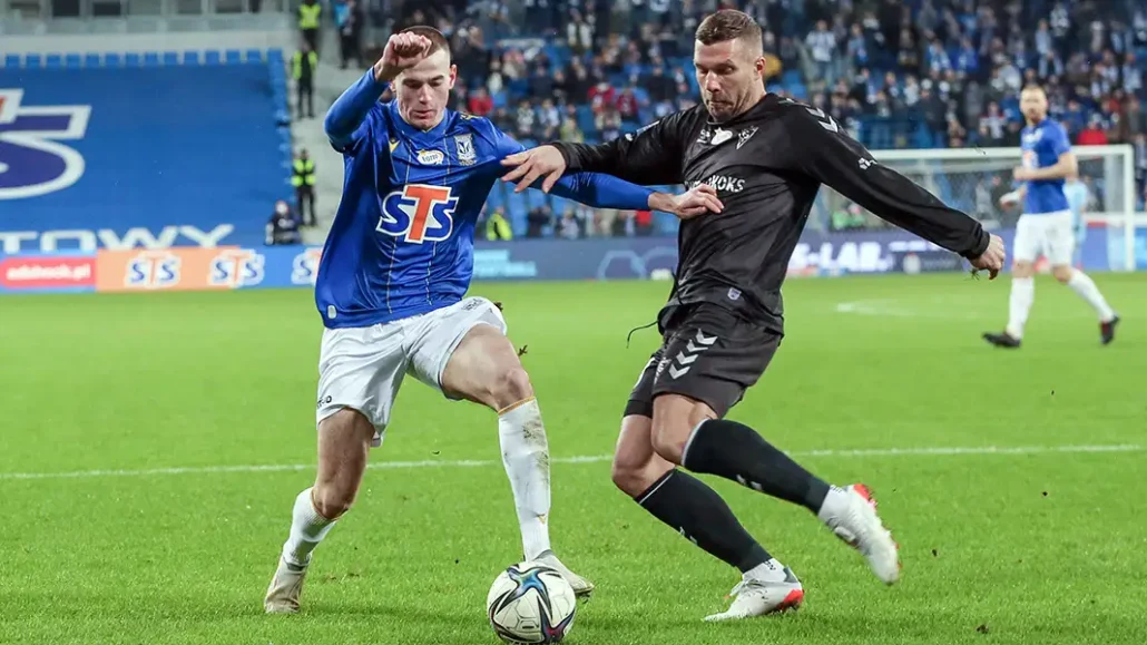 Jakub Kaminski im Zweikampf mit Lukas Podolski. (Foto: IMAGO / Newspix)