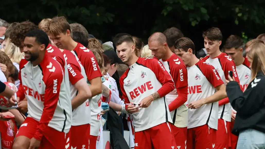 Tom Krauß gibt mit seinen Teamkollegen Autogramme. (Foto: Bucco)