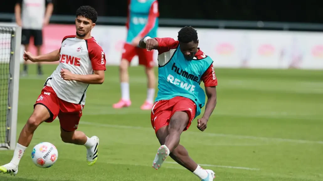 Ragnar Ache schließt ab, Fayssal Harchaoui schaut zu. (Foto: Bucco)