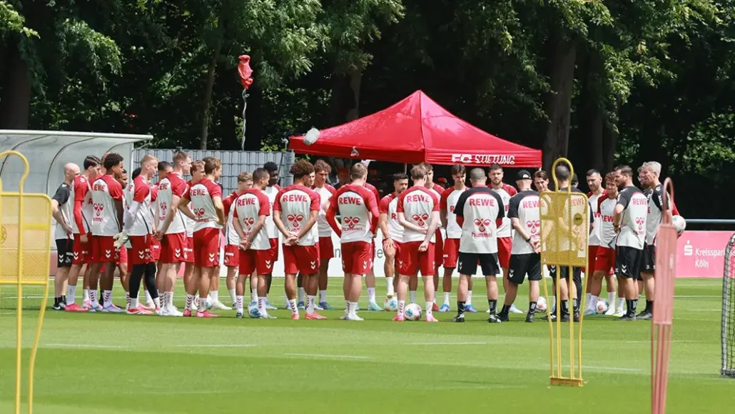 Die erste Kwasniok-Ansprache beim Trainingsauftakt. (Foto: Bucco)