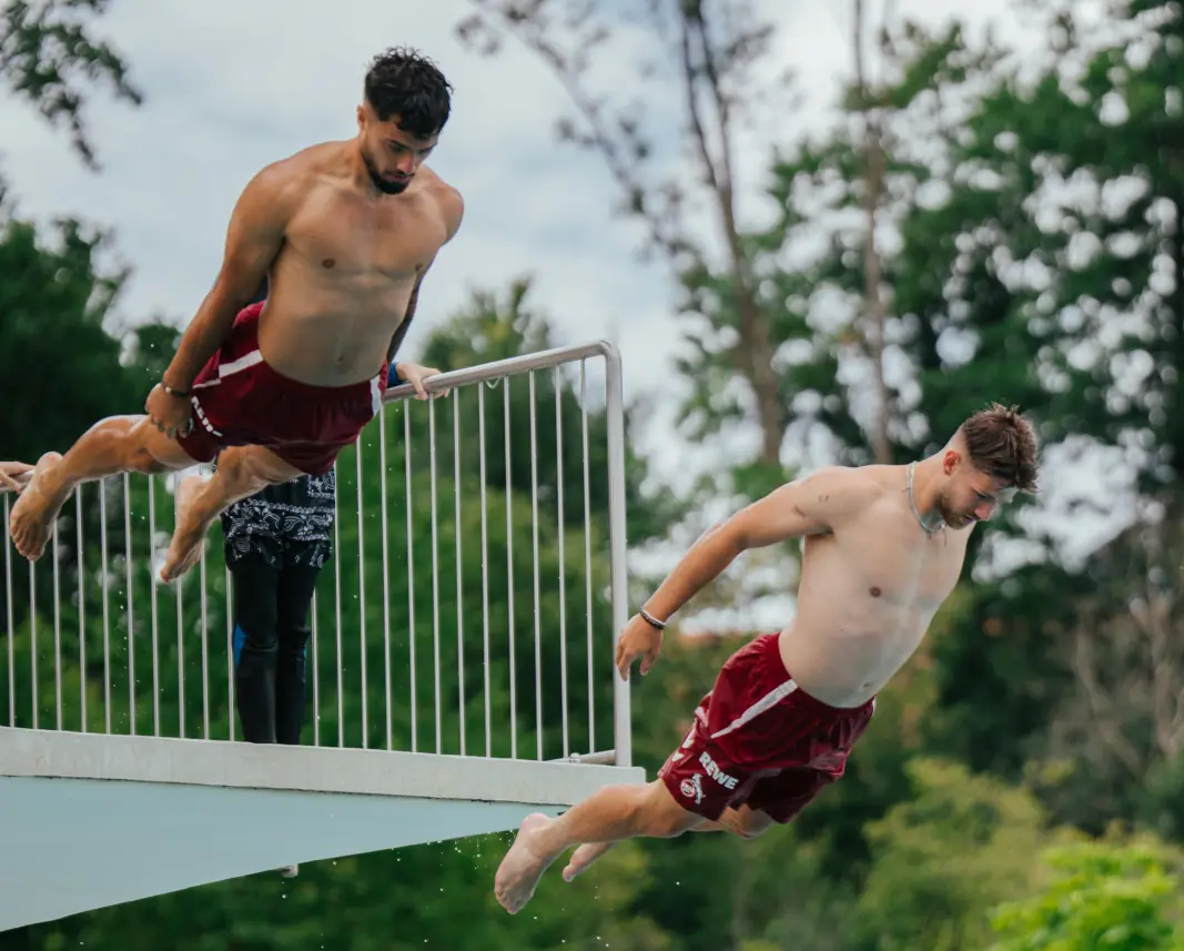 Jusuf Gazibegovic und Jan Thielmann auf dem Weg ins Wasser. (Foto: 1. FC Köln/Henrik Steinert)