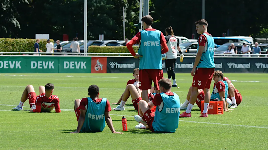 „Genau darum geht’s“: FC-Profis sinken zu Boden, Kwasniok lässt applaudieren