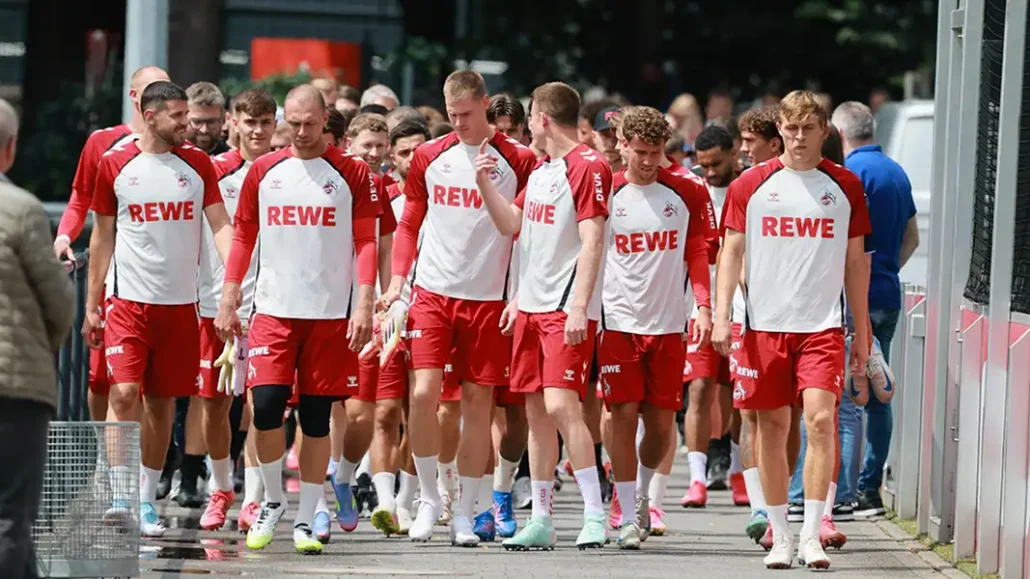 Die Mannschaft kommt auf den Trainingsplatz. (Foto: Bucco)