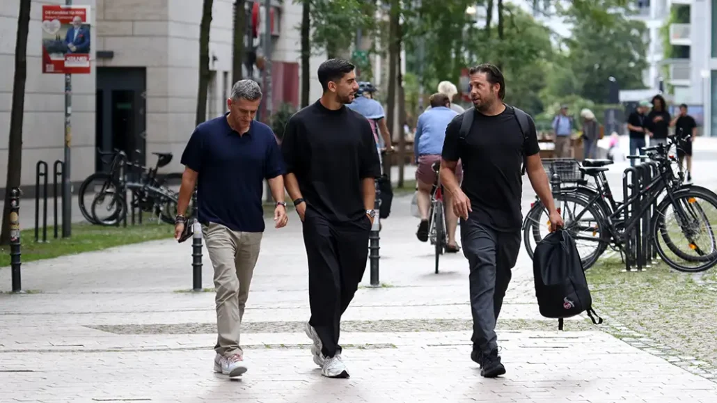 Cenk Özkacar (Mitte) beim Medizincheck in der MediaPark Klinik. (Foto: GEISSBLOG)