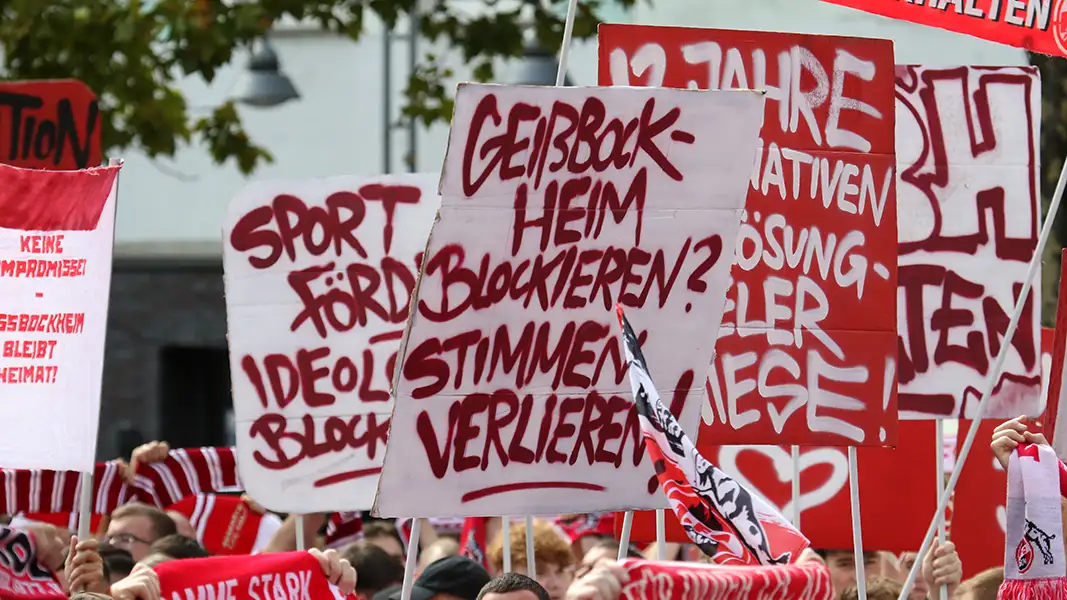 Rund 4000 FC-Fans waren bei der Demo am Heumarkt. (Foto: GEISSBLOG)