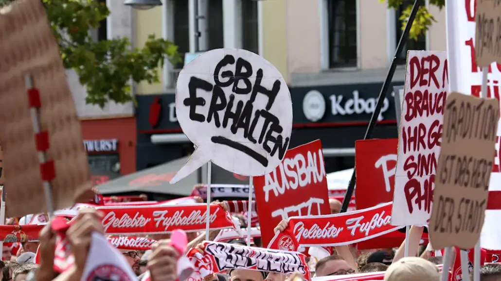 Rund 4000 FC-Fans waren bei der Demo am Heumarkt. (Foto: GEISSBLOG)