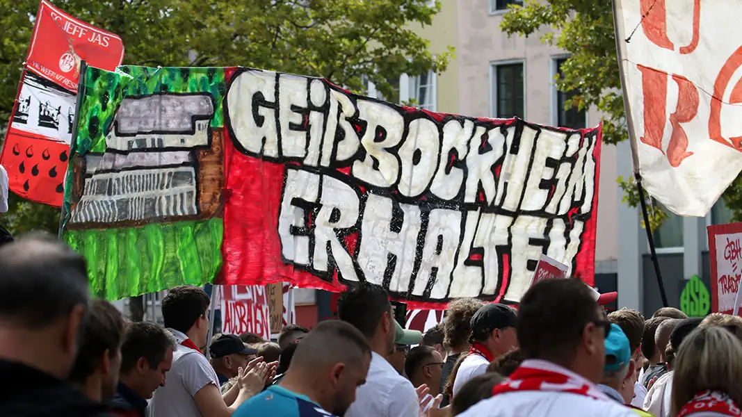 Rund 4000 FC-Fans waren bei der Demo am Heumarkt. (Foto: GEISSBLOG)