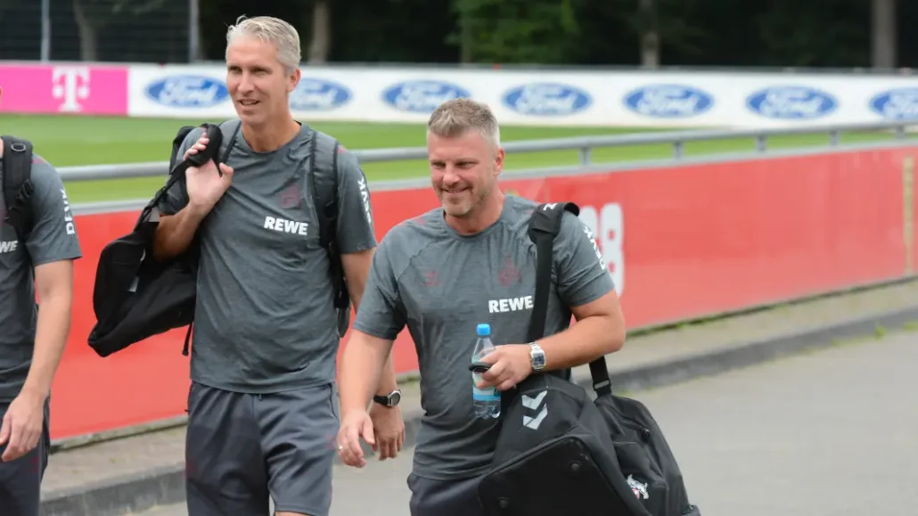 Gut gelaunt zur Abfahrt: Lukas Kwasniok mit Co-Trainer Frank Kaspari. (Foto: GEISSBLOG)