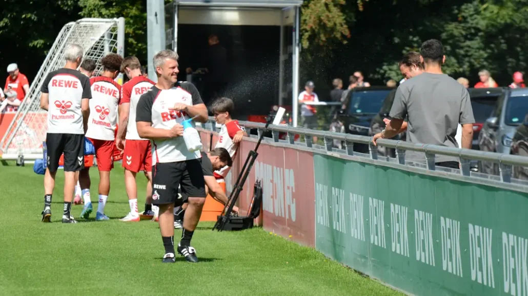 Von Lukas Kwasniok gab's eine Dusche. (Foto: GEISSBLOG)
