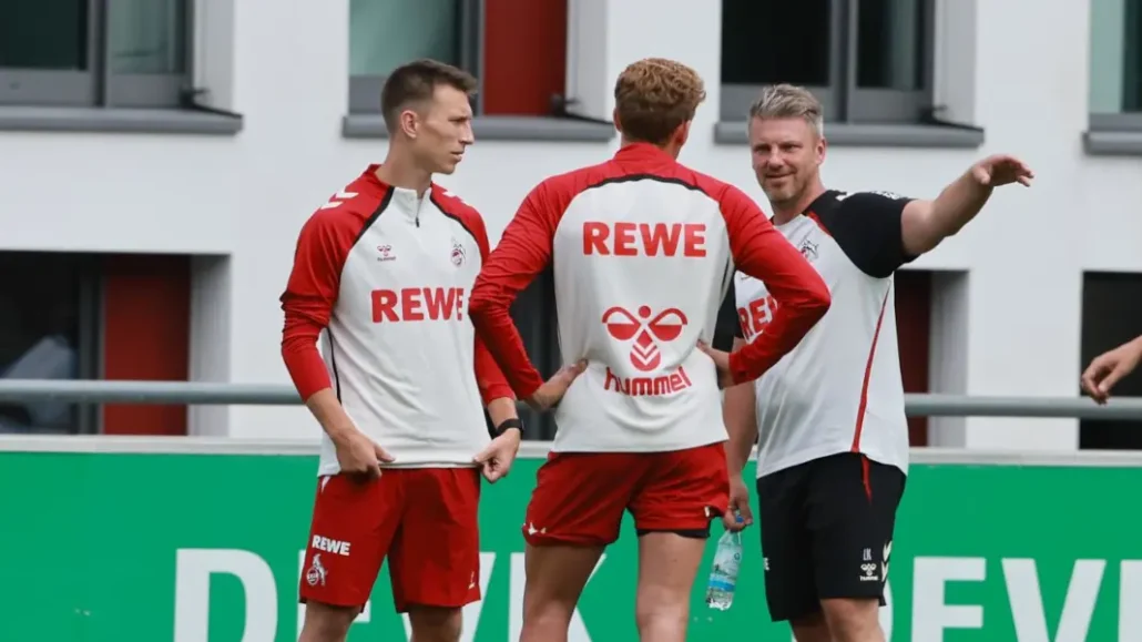 Lukas Kwasniok mit Kristoffer Lund (l.) und Sebastian Sebulonsen. (Foto: Bucco)