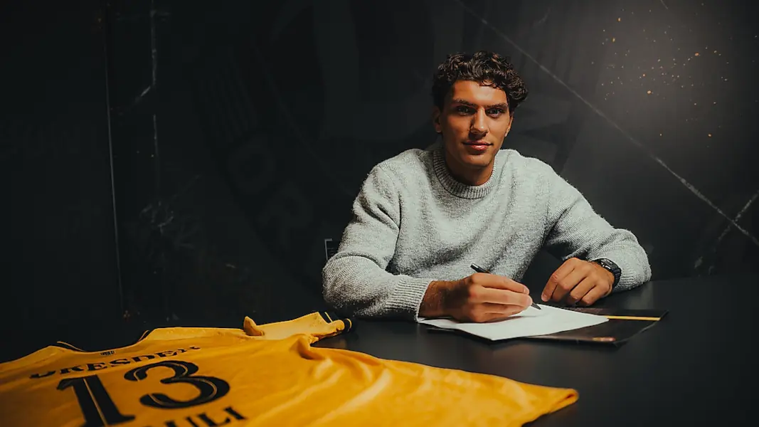 Julian Pauli bei seiner Vertragsunterschrift. (Foto: Dynamo Dresden)