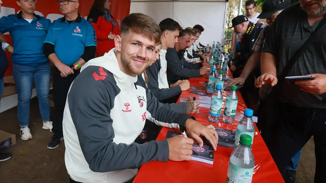 Auf der Saisoneröffnung: Kessler verkündet Verlängerung mit FC-Star