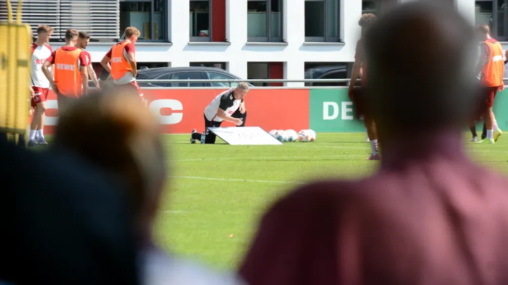 Lukas Kwasniok bat immer wieder zur Taktiktafel. (Foto: GEISSBLOG)