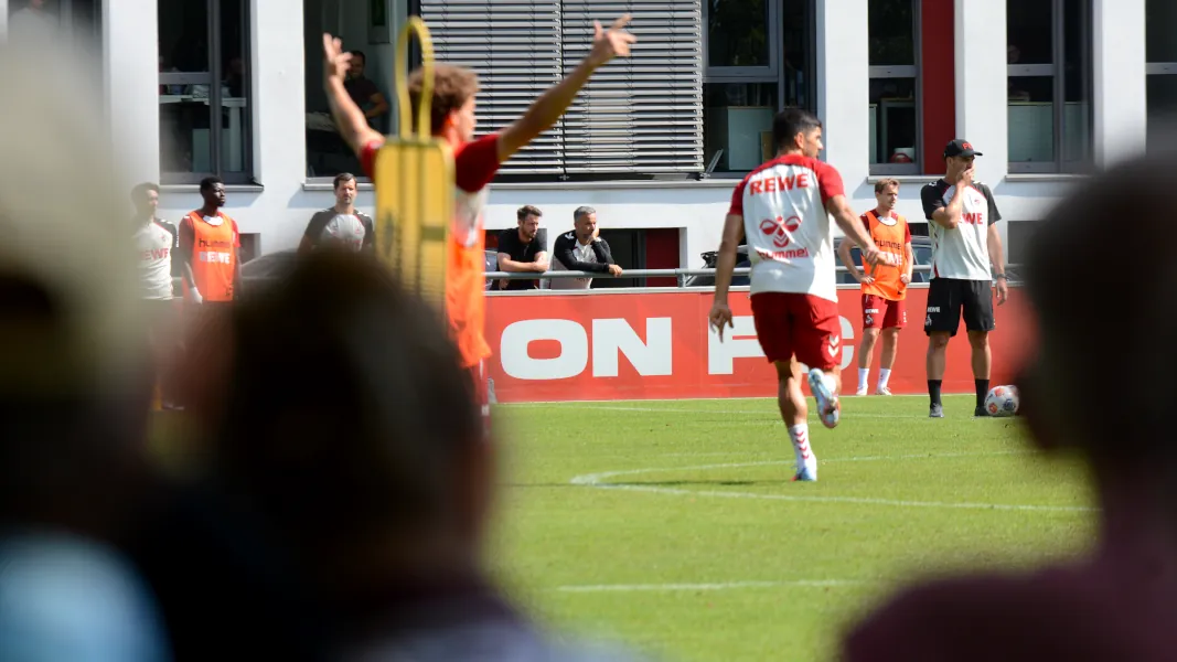 Zu den Zuschauern beim Training gehörten auch Mark Uth und U21-Trainer Evangelos Sbonias. (Foto: GEISSBLOG)