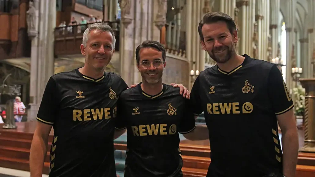 Philipp Türoff, Philipp Liesenfeld und Thomas Kessler im neuen FC-Trikot im Kölner Dom. (Foto: GEISSBLOG)