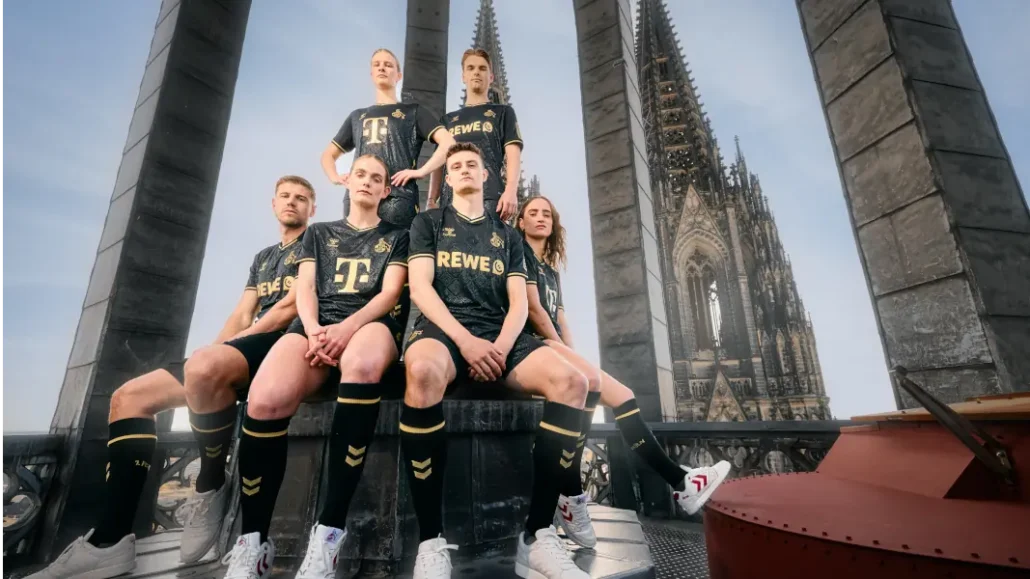 Profis der Frauen- und Männer-Bundesliga im Dom-Trikot auf dem Dom. (Foto: 1. FC Köln)