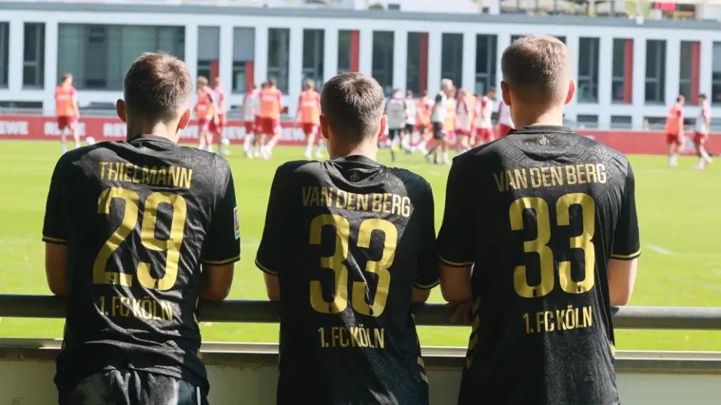 Fans trugen das neue Ausweichtrikot bereits beim FC-Training am Freitagvormittag. (Foto: Bucco)