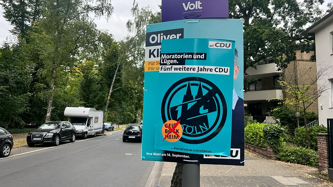 Überklebte Wahlplakate der CDU in Köln. (Foto: GEISSBLOG)