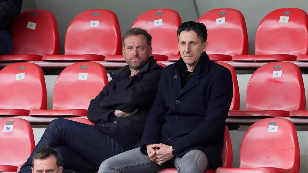 Jörg Jakobs und Christian Keller im Franz-Kremer-Stadion. (Foto: Bucco)