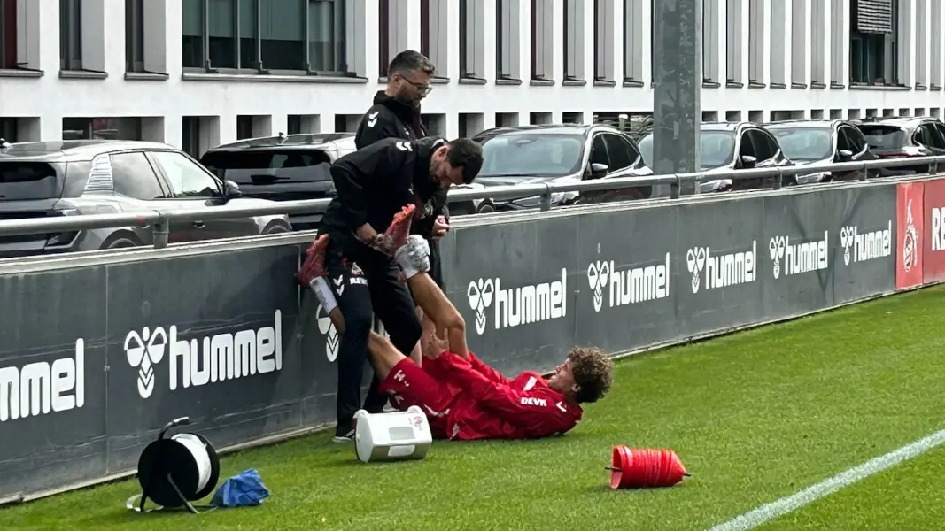 Nächste Zwangspause droht: FC-Star knickt um und schreit auf!