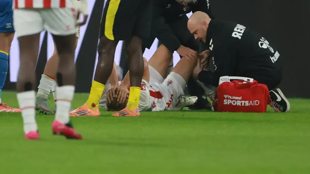 Timo Hübers am Boden im Dortmund. (Foto: Bucco)