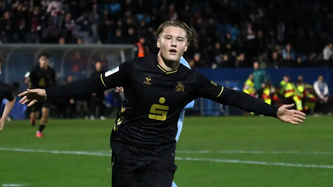 Fynn Schenten bejubelt sein Tor zum 1:0 bei Racing FC Union. (Foto: GEISSBLOG)