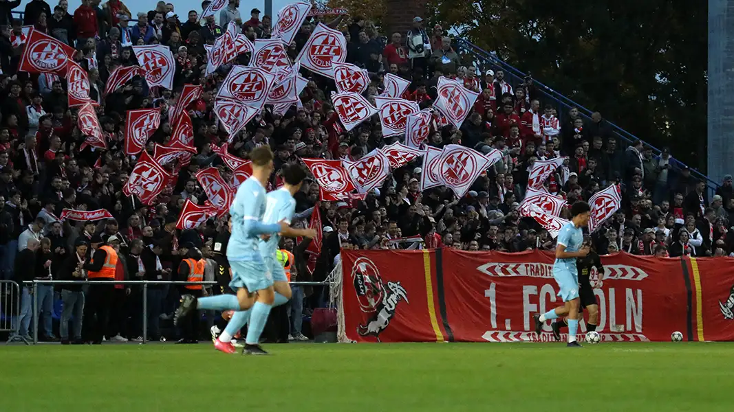Die Fans des 1. FC Köln im Spiel bei Racing FC Union. (Foto: GEISSBLOG)