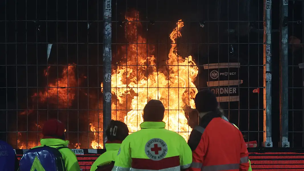 Feuer nach Abpfiff im Gästeblock – Stadionsprecher kündigte Pyro-Show an