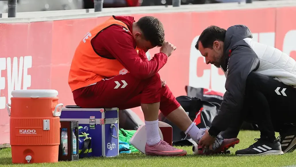 Said El Mala wird am linken Knöchel von Physiotherapeut Daniel Schütz behandelt. (Foto: Bucco)