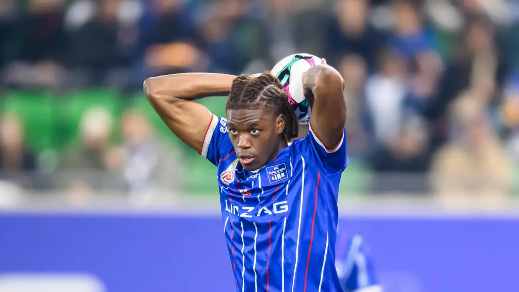 Elias Bakatukanda im Trikot von Blau-Weiß Linz. (Foto: IMAGO / GEPA pictures)