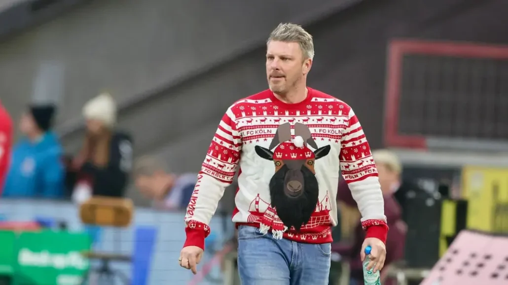 Lukas Kwasniok stand im Weihnachtspulli an der Seitenlinie. (Foto: Bucco)