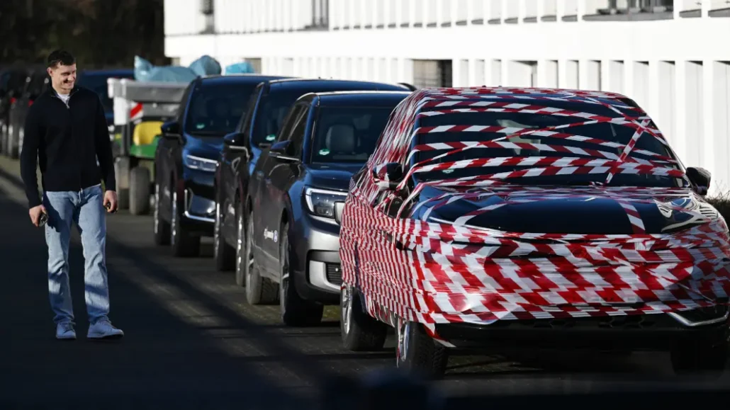 Eric Martel schaute beim Anblick seines Autos nicht schlecht. (Foto: IMAGO / Jan Huebner)