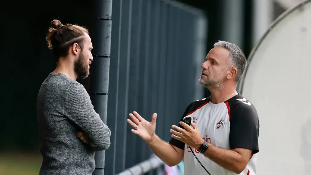 Evangelos Sbonias mit U21-Kaderplaner Marco Höger. (Foto: Bucco)