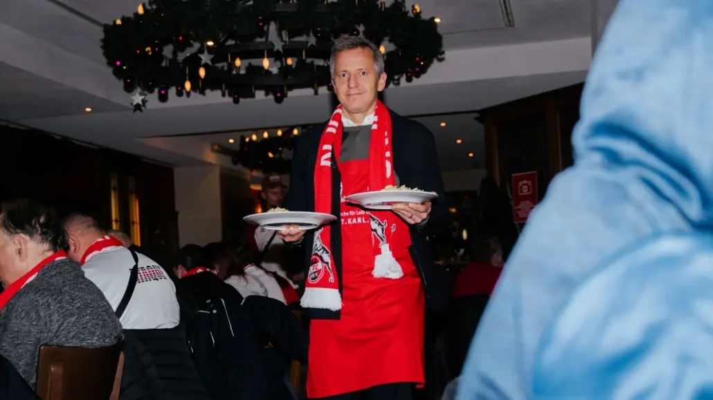 Unter anderem Philipp Türoff servierte das Essen. (Foto: 1. FC Köln)