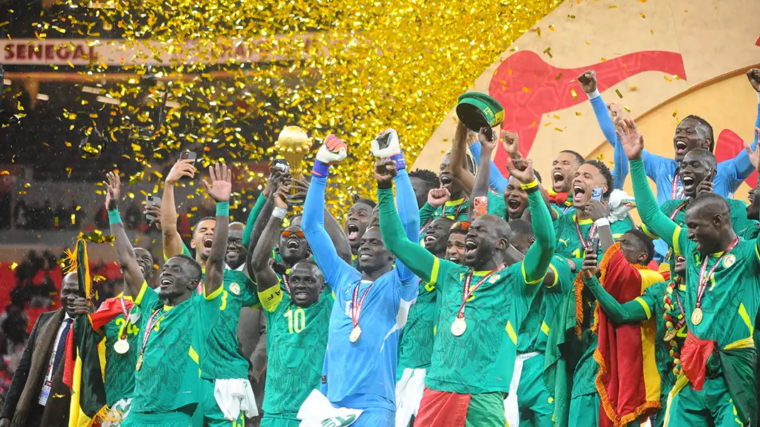 Mittendrin im Jubel: Ismail Jakobs hat den Africa Cup gewonnen. (Foto: IMAGO / Shengolpixs)