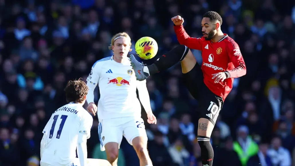 Sebastiaan Bornauw (M.) am Sonntag gegen Manchester United. (Foto: IMAGO / Shutterstock)