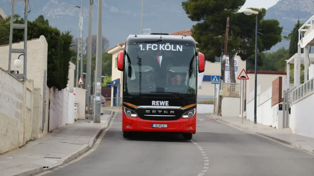 Der FC-Bus auf dem Weg zum Teamhotel. (Foto: GEISSBLOG)