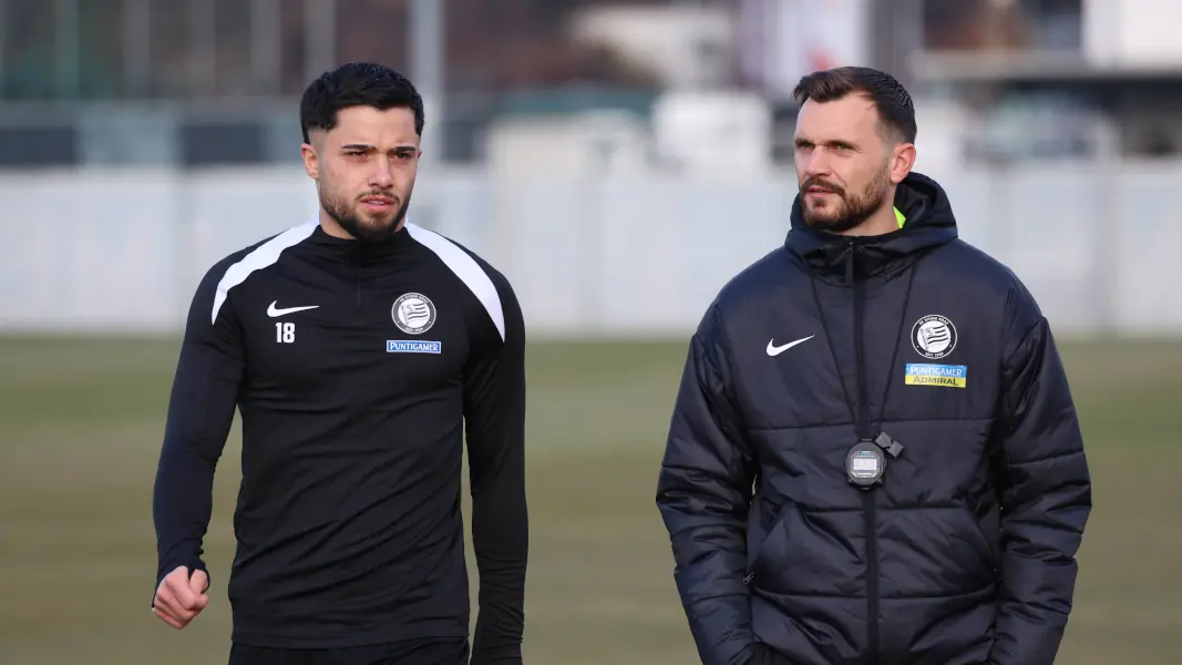 Zurück bei Sturm Graz: Jusuf Gazibegovic mit Trainer Fabio Ingolitsch. (Foto: IMAGO / GEPA pictures)