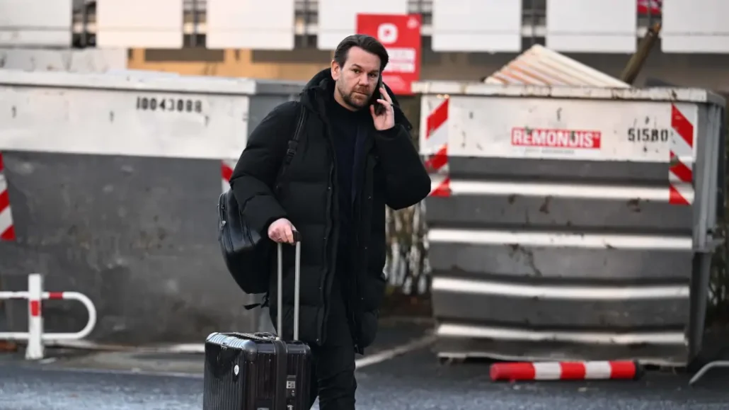 Sportdirektor Thomas Kessler bei der Abfahrt am Geißbockheim. (Foto: IMAGO / Jan Huebner)