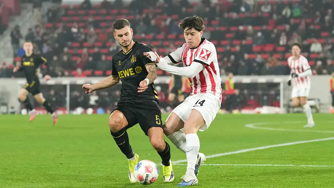 Tom Krauß gegen den SC Freiburg im Zweikampf mit Yuito Suzuki. (Foto: IMAGO / Beautiful Sports)
