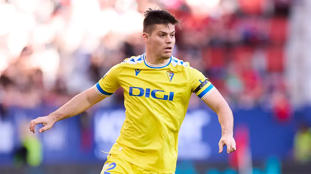 Jorge Meré im Februar 2024 im Trikot des FC Cadiz. (Foto: IMAGO / Ricardo Larreina Amador)