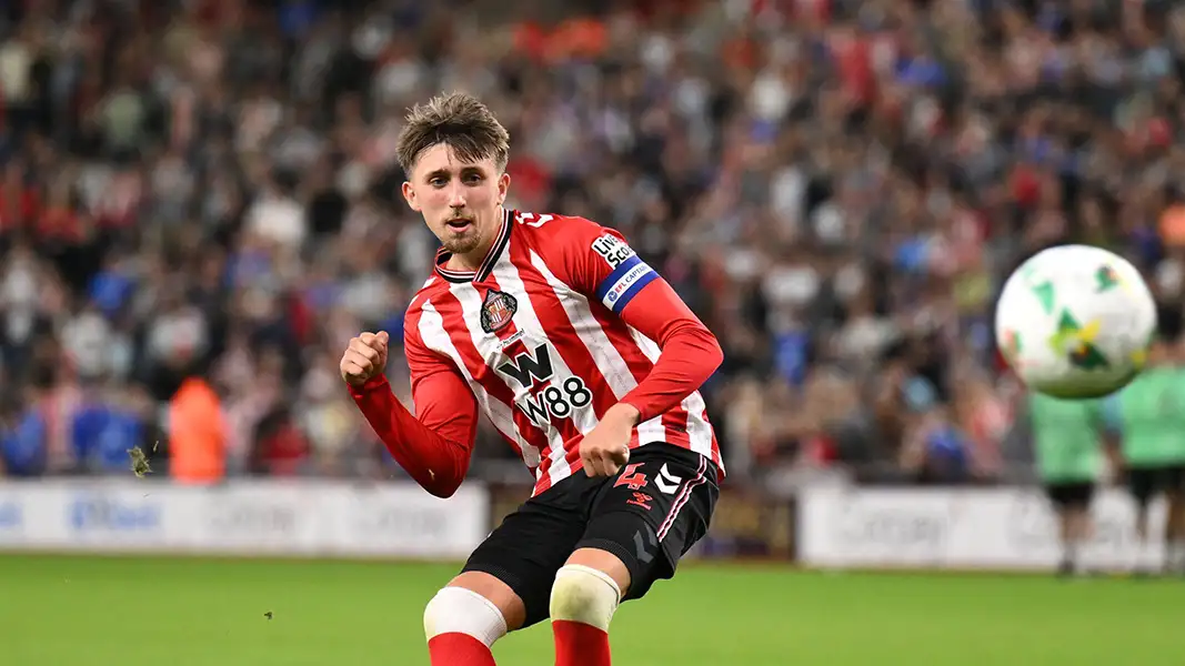 Dan Neil war in der vergangenen Saison Kapitän des AFC Sunderland. (Foto: IMAGO / Shutterstock)