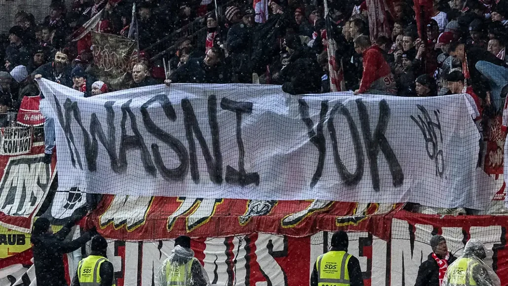 "Kwasni Yok" stand auf dem Plakat am Samstag in Heidenheim. (Foto: IMAGO / Beautiful Sports International)