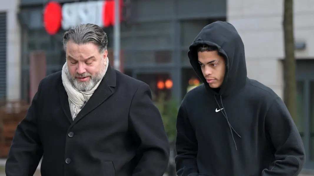 Jahmai Simpson-Pusey mit Berater vor der MediaPark-Klinik. (Foto: IMAGO / Jan Huebner)