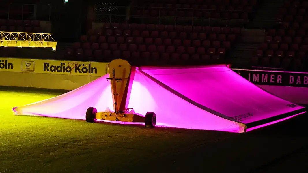 Die Bestrahlung des Rasen in Müngersdorf, hier am 10. Januar 2026. (Foto: Bucco)